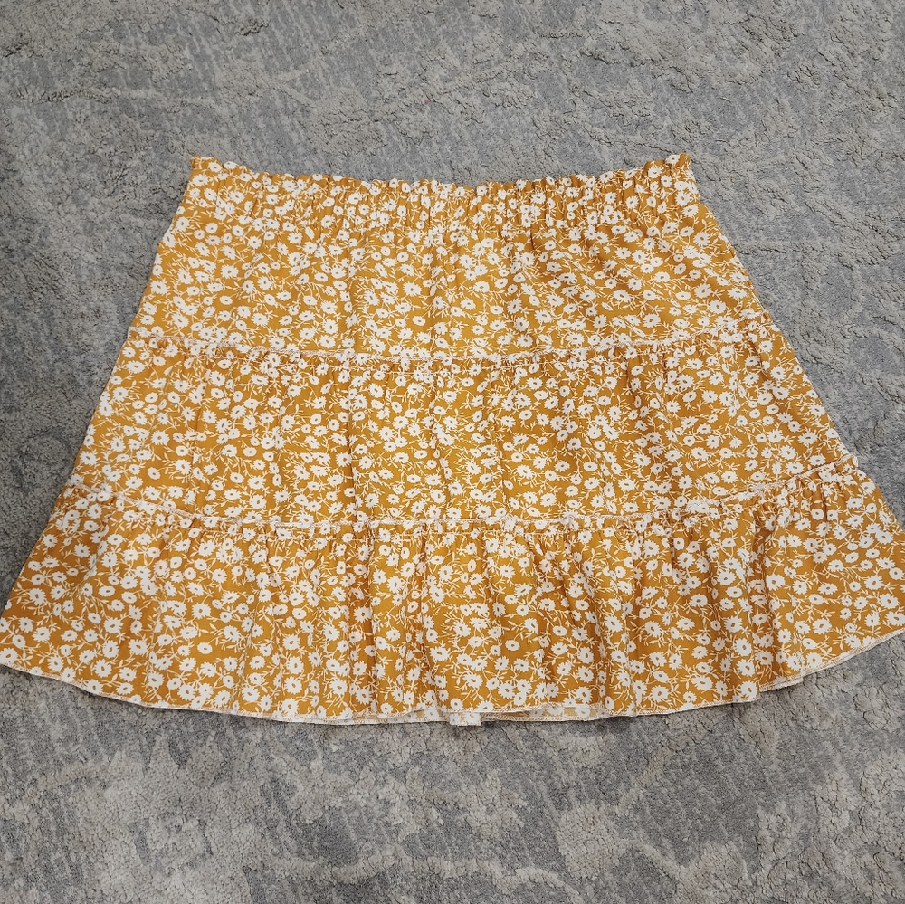 NWOT  Cleo Yellow white floral print skort Size L